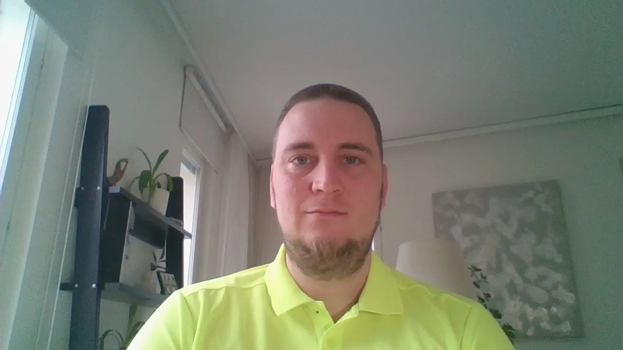Webkamera. Hämärää, luonnonvalo oikealta, lisävalo vasemmalta.